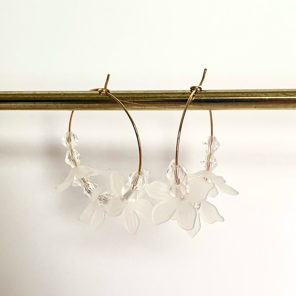 5 for $30 💕 Dew Lily Hoop Earring - Picture 1 of 5